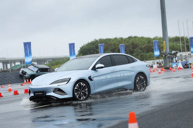 내년 국내 상륙이 유력시되는 비야디 중형 전기 세단 ‘실(Seal)’이 주행하고 있다. 비야디 제공