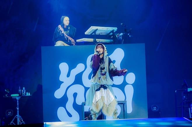 일본의 2인조 밴드 요아소비(YOASOBI)가 지난 7일 인천 인스파이어 아레나에서 내한 콘서트 ‘요아소비 아시아 투어 2024-2025 초현실’을 열고 무대를 선보이고 있다. 리벳(LIVET) 제공