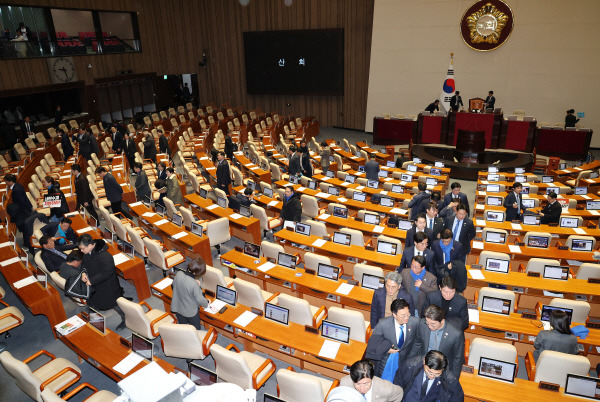 우원식 국회의장이 지난 7일 오후 국회 본회의에서 윤석열 대통령의 탄핵소추안에 대해 의결 정족수 부족으로 ‘투표 불성립’을 선언하자 의원들이 나가고 있다. 연합뉴스