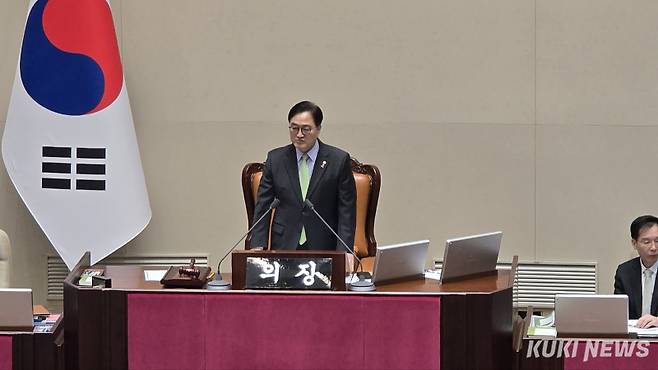 우원식 국회의장이 7일 국회 본회의장에서 국민의힘 의원들의 탄핵 표결 참여를 촉구하고 있다. 사진=임현범 기자