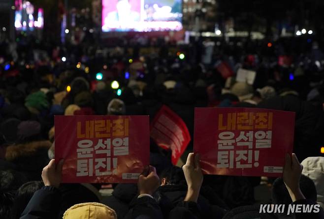 7일 오후 서울 여의도 국회의사당 인근에서 김건희 특검법 제의안이 부결된 뒤 윤석열 대통령 탄핵안이 상정되자 탄핵집회를 찾은 시민들이 퇴진 구호를 외치고 있다. 사진=박효상 기자 