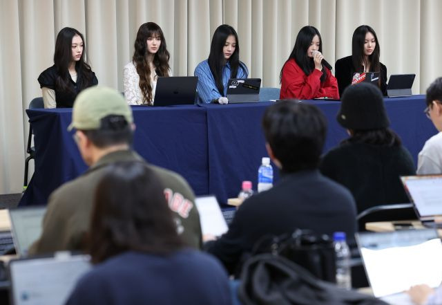 걸그룹 뉴진스가 지난달 28일 오후 서울 강남구 스페이스쉐어 삼성역센터에서 열린 전속계약 해지 관련 기자회견에 참석해 있다. 왼쪽부터 해린, 다니엘, 민지, 하니, 혜인. 연합뉴스