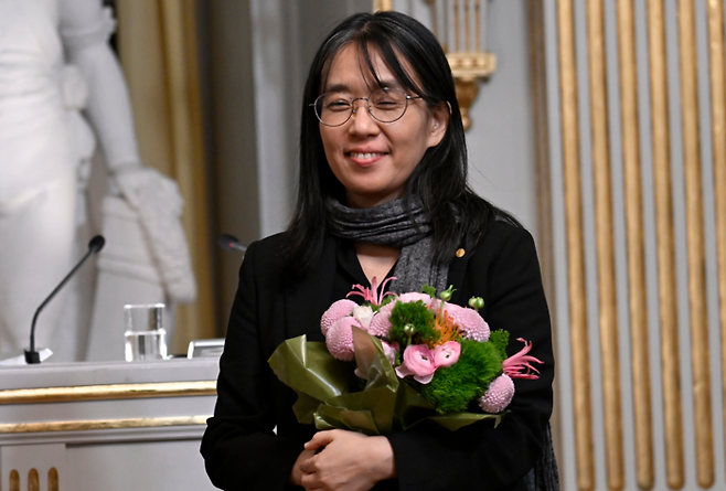 노벨 강연 직후 마츠 말름 사무총장으로부터 꽃다발을 받은 한강 작가. [AFP·연합뉴스]