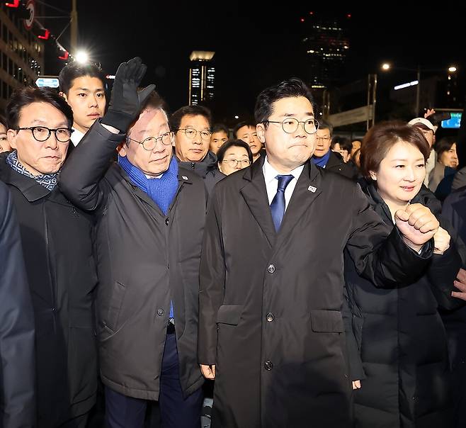 이재명 대표(왼쪽 둘째)가 박찬대 원내대표, 김민석 최고위원 등 더불어민주당 지도부·의원들과 함께 지난 7일 윤석열 대통령 탄핵소추안 처리가 무산된 후 국회에서 나와 집회에 참석 중이던 시민들을 향해 인사를 전하고 있다. 뉴스1