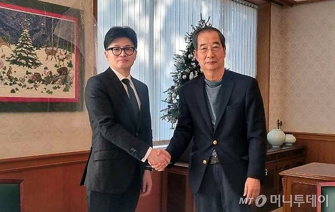 (서울=뉴스1) = 한동훈 국민의힘 대표(왼쪽)이 7일 서울 종로구 총리공관을 찾아 한덕수 국무총리와 긴급 회동하고 있다. (국민의힘 제공) 2024.12.7/뉴스1  Copyright (C) 뉴스1. All rights reserved. 무단 전재 및 재배포,  AI학습 이용 금지. /사진=(서울=뉴스1)