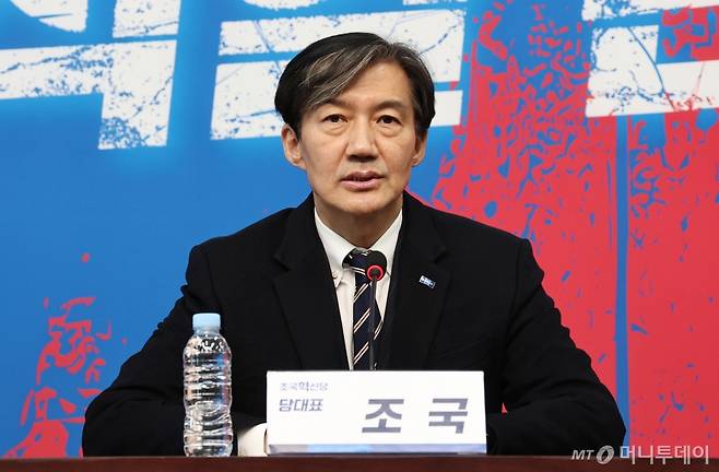 (서울=뉴스1) 구윤성 기자 = 조국 조국혁신당 대표가 7일 오후 서울 여의도 국회에서 열린 대통령 탄핵소추안 가결 촉구 긴급 기자간담회에서 발언하고 있다. 2024.12.7/뉴스1  Copyright (C) 뉴스1. All rights reserved. 무단 전재 및 재배포,  AI학습 이용 금지. /사진=(서울=뉴스1) 구윤성 기자