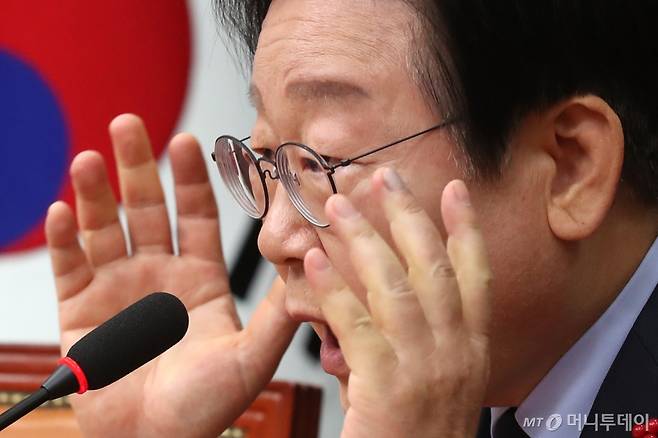 (서울=뉴스1) 이광호 기자 = 이재명 더불어민주당 대표가 8일 오후 서울 여의도 국회에서 한덕수 국무총리와 한동훈 국민의힘 대표의 대국민 담화 발표와 관련해 입장을 밝히는 기자간담회를 하고 있다. 2024.12.8/뉴스1 Copyright (C) 뉴스1. All rights reserved. 무단 전재 및 재배포, AI학습 이용 금지. /사진=(서울=뉴스1) 이광호 기자