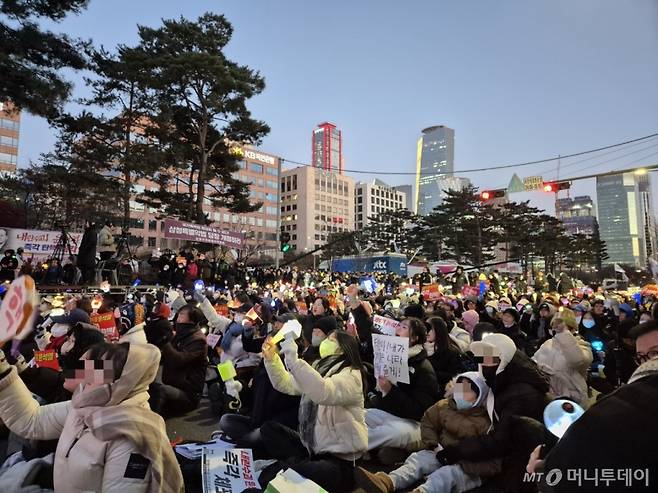 8일 오후 서울 여의도 국회의사당 앞에서 진행된 윤석열 대통령 탄핵 촉구 집회에 아이돌 응원봉을 든 시민들이 참석해 구호를 외치고 있다. /사진=박진호 기자