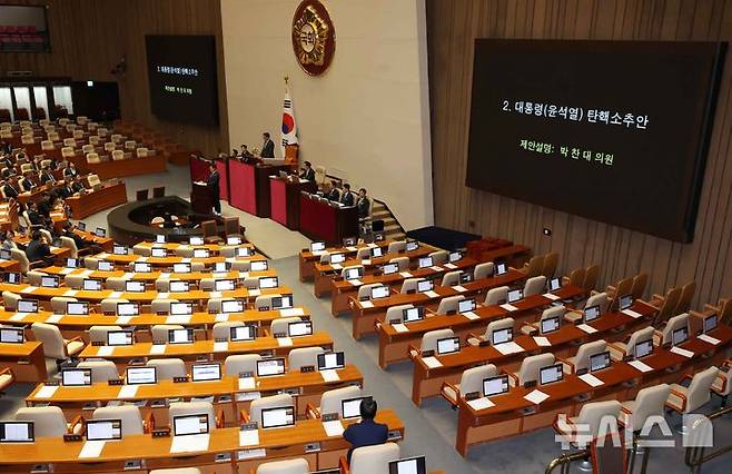 [서울=뉴시스] 조성우 기자 = 박찬대 더불어민주당 원내대표가 7일 오후 서울 여의도 국회에서 열린 제418회국회(정기회) 제17차 본회의에서 국민의힘 의원들이 퇴장한 가운데 윤석열 대통령 탄핵소추안 제안설명을 하고 있다. 2024.12.07. xconfind@newsis.com