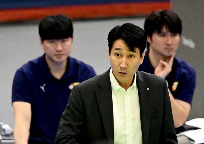 [서울=뉴시스] 권영민 한국전력 감독이 8일  수원체육관에서 열린 도드람 2024~2025 V-리그 남자부 대한항공과의 경기에서 선수들의 플레이를 지켜보고 있다. (사진=KOVO 제공) 2024.12.08. *재판매 및 DB 금지