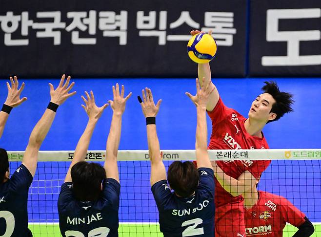 [서울=뉴시스] 프로배구 한국전력 임성진(오른쪽)이 8일 수원체육관에서 열린 도드람 2024~2025 V-리그 남자부 대한항공과의 경기에서 공격을 시도하고 있다. (사진=KOVO 제공) 2024.12.08. *재판매 및 DB 금지