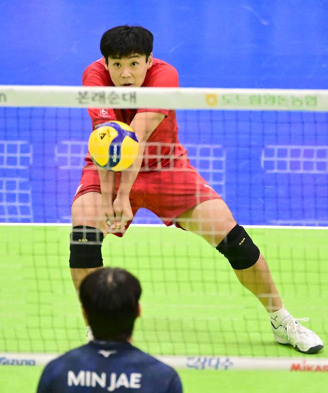 [서울=뉴시스] 프로배구 한국전력 서재덕이 8일 수원체육관에서 열린 도드람 2024~2025 V-리그 남자부 대한항공과의 경기에서 공을 받고 있다. (사진=KOVO 제공) 2024.12.08. *재판매 및 DB 금지