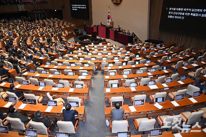 7일 서울 여의도 국회에서 열린 제418회국회(정기회) 제17차 본회의에서 윤석열 배우자 김건희의 주가조작 사건 등의 진상규명을 위한 특별검사 임명 등에 관한 법률안 재의의 건에 대한 투표를 마친 뒤 퇴장한 국민의힘 의원들의 자리가 비어 있다. 박종민 기자