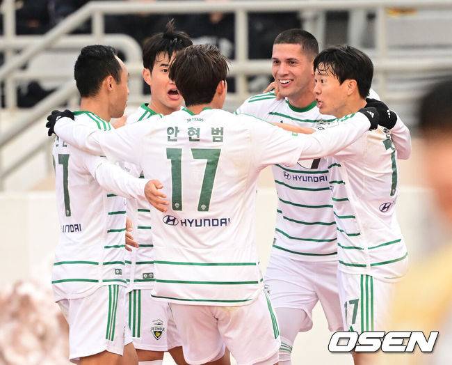 [OSEN=목동, 김성락 기자] 1일 오후 서울 양천구 목동종합운동장 목동주경기장에서 '하나은행 K리그 2024 승강 PO 1차전' 서울 이랜드와 전북 현대의 경기가 열렸다. K리그1 역대 최다 우승(9회)로 적수가 없었던 전북의 K리그 10위 승강 PO 추락은 많은 팬들에게 충격을 안겼다.전반 전북 티아고가 선제골을 넣은 뒤 동료 선수들과 기쁨을 나누고 있다.  2024.12.01 / ksl0919@osen.co.kr