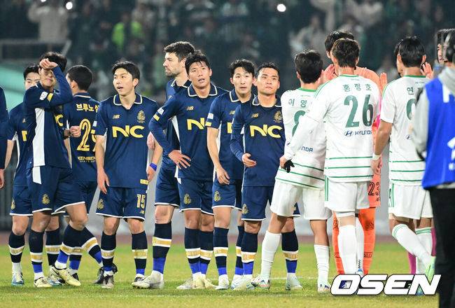 [OSEN=목동, 김성락 기자] 1일 오후 서울 양천구 목동종합운동장 목동주경기장에서 '하나은행 K리그 2024 승강 PO 1차전' 서울 이랜드와 전북 현대의 경기가 열렸다. 이날 경기는 전북 현대가 서울 이랜드를 상대로 2-1로 승리했다.경기 종료 후 서울이랜드 선수들이 아쉬워하고 있다. 2024.12.01 / ksl0919@osen.co.kr