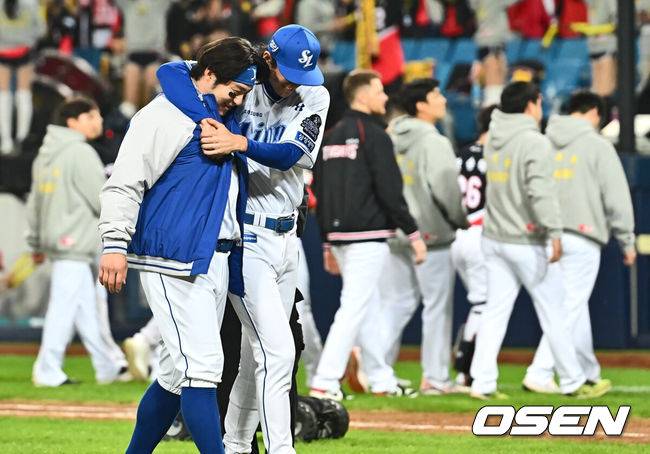 [OSEN=대구, 이석우 기자] 25일 대구 삼성라이온즈파크에서 2024 신한 SOL뱅크 KBO 포스트시즌 한국시리즈 삼성 라이온즈와 KIA 타이거즈의 3차전 경기가 열렸다. 홈팀 삼성은 대니 레예스, 방문팀 KIA는 에릭 라우어를 선발 투수로 내세웠다.삼성 라이온즈 구자욱이 KIA 타이거즈에 4-2로 승리한 후 박병호와 기쁨을 나누고 있다. 2024.10.25 / foto0307@osen.co.kr