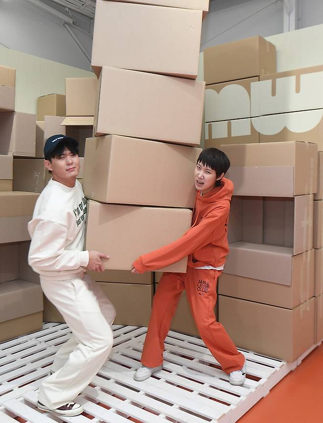 6일 오전 서울 성동구 무신사스퀘어 성수4에서 열린 당근의 팝업스토어 '원마일 워크 클럽'에서 모델이 포즈를 취하고 있다.