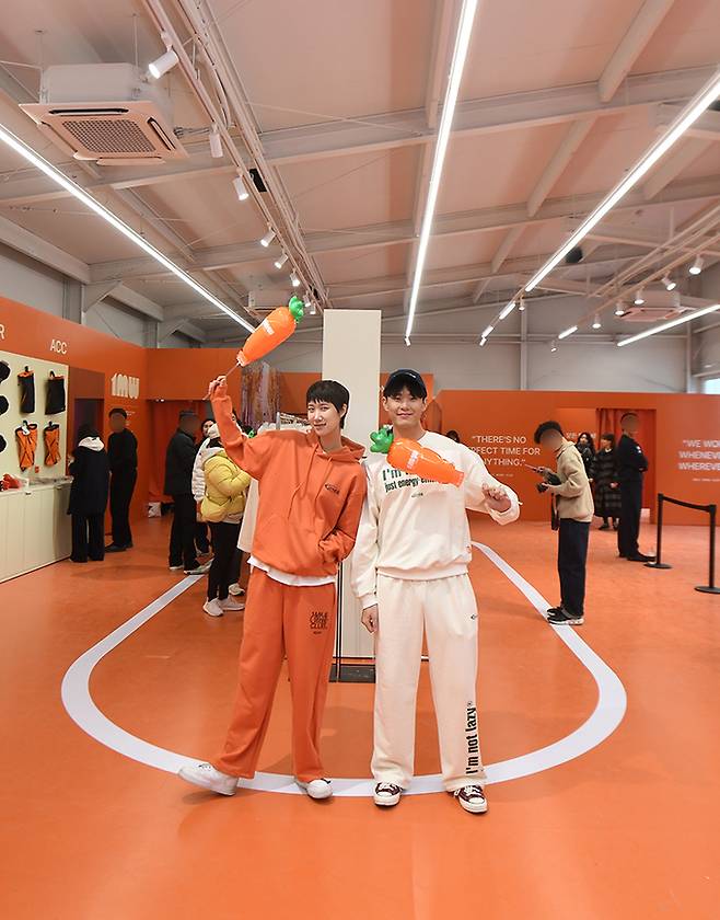 6일 오전 서울 성동구 무신사스퀘어 성수4에서 열린 당근의 팝업스토어 '원마일 워크 클럽'에서 모델이 포즈를 취하고 있다.