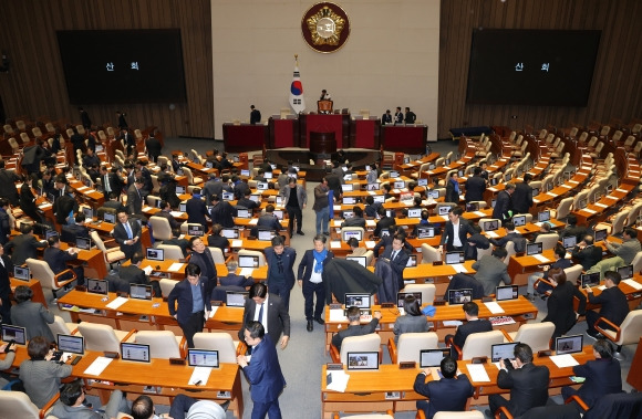 우원식 국회의장이 7일 국회 본회의에서 윤석열 대통령의 탄핵소추안에 대해 의결 정족수 부족으로 ‘투표 불성립’을 선언하자 더불어민주당 의원들이 본회의장을 나가고 있다. 2024.12.7 연합뉴스