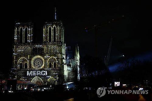 '감사합니다'  (파리 로이터=연합뉴스) 7일(현지시간) 프랑스 파리에서 노트르담 대성당 재개관식이 열리고 있다. 성당 복원에 애써준 이들에 대한 감사의 메시지가 대성당 외부에 투영되고 있다. 2024.12.07 photo@yna.co.kr
