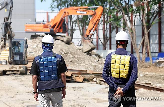 공사 현장에 나타난 냉조끼 (광주=연합뉴스) 6일 광주 북구청 신관 공사 현장에서 작업자들이 폭염에 대비해 냉조끼를 착용하고 있다. 북구는 코로나19 선별진료소에서 의료진들이 착용했던 냉조끼를 공사 작업자들에게 8월 한 달간 제공할 계획이다. 2024.8.6 [광주 북구 제공. 재판매 및 DB 금지] iny@yna.co.kr