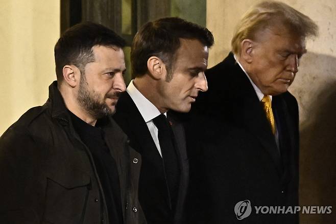 파리서 만난 젤렌스키·마크롱·트럼프 (파리 AFP=연합뉴스) 볼로디미르 젤렌스키 우크라이나 대통령, 에마뉘엘 마크롱 프랑스 대통령, 도널드 트럼프 미국 대통령 당선인이 7일(현지시간) 프랑스 파리에서 회동하고 있다. 2024.12.7