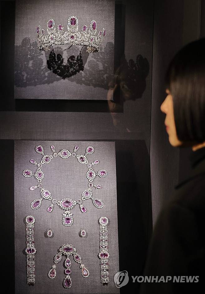 핑크 토파즈로 만든 뷔르템베르크 왕가의 파뤼르 (서울=연합뉴스) 이재희 기자 = 5일 오전 서울 송파구 롯데뮤지엄에서 열린 '고혹의 보석, 매혹의 시간' 전시에 핑크 토파즈로 만든 독일 뷔르템베르크 왕가의 파뤼르가 전시돼 있다. 이 세트는 티아라, 목걸이, 귀걸이, 브로치, 팔찌로 구성됐다. 주얼리 컬렉터 아리카와 가즈미 컬렉션 208점이 전시된 이번 전시는 다음 해 3월 16일까지 열린다. 2024.12.5 scape@yna.co.kr