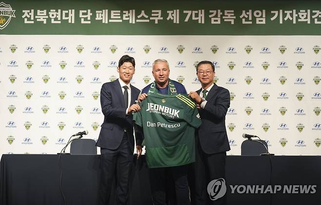 전북현대 단 페트레스쿠 제7대 감독 선임 기자회견 (고양=연합뉴스) 단 페트레스쿠 프로축구 K리그1 전북 현대 신임 감독(가운데)이 14일 경기 고양시 현대모터스튜디오에서 열린 취임 기자회견에서 박지성 전북 디렉터(왼쪽), 허병길 K리그1 전북 대표와 기념 촬영하고 있다. 2023.6.14 [전북 현대 제공. 재판매 및 DB 금지] photo@yna.co.kr