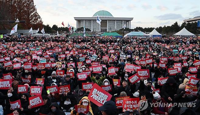 국회 앞 촛불 인파 (서울=연합뉴스) 임헌정 기자 = 7일 오후 서울 여의도 국회 앞에서 열린 '내란죄 윤석열 퇴진! 국민주권 실현! 사회대개혁! 범국민촛불대행진'에서 참가자들이 탄핵안 표결 처리를 촉구하고 있다. 2024.12.8 kane@yna.co.kr