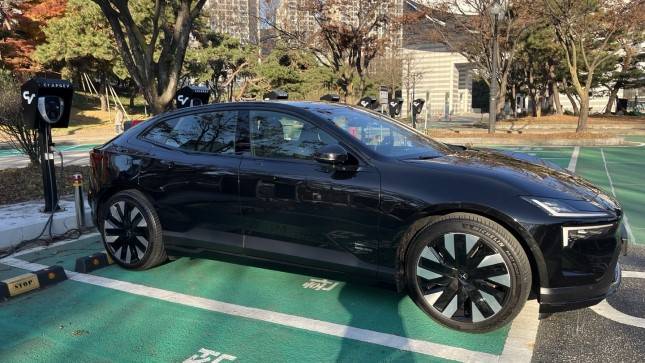 폴스타 4 롱레인지 싱글 모터의 휠 사이즈는 20인치 혹은 21인치로 선택할 수 있으며 피렐리(Pirelli)와 미쉐린(Michelin) 타이어가 탑재된다./사진=정민주기자