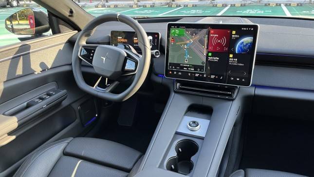 폴스타 4 내부는 비즈니스 라운지 수준의 넉넉한 공간과 고급스러움을 갖췄다. 리어 윈도우를 없애 글라스 루프가 뒷좌석 탑승자의 머리 너머로 길게 뻗어 있어 넉넉한 헤드룸과 개방감을 제공한다./사진=정민주기자