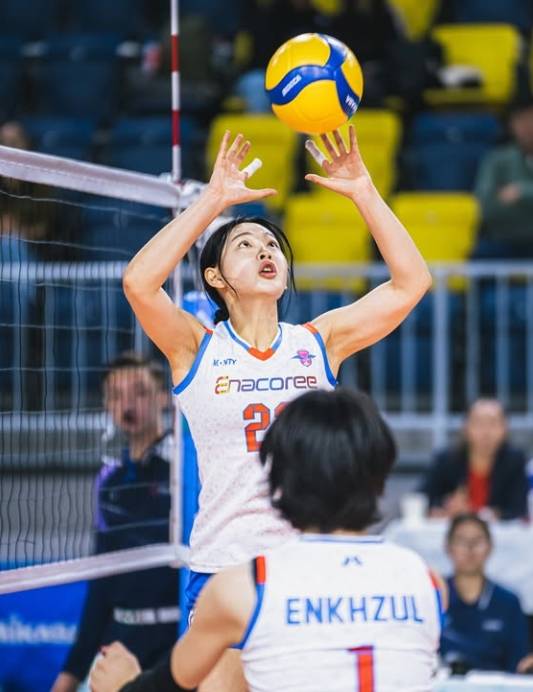 세터 이진이 토스하고 있다