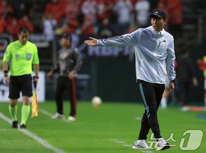 29일 오후 전북 전주시 덕진구 전주월드컵경기장에서 열린 하나은행 K리그1 2024 20라운드 전북현대와 FC서울의 경기에서 김두현 전북 감독이 작전 지시를 하고 있다. 2024.6.29/뉴스1 ⓒ News1 박정호 기자