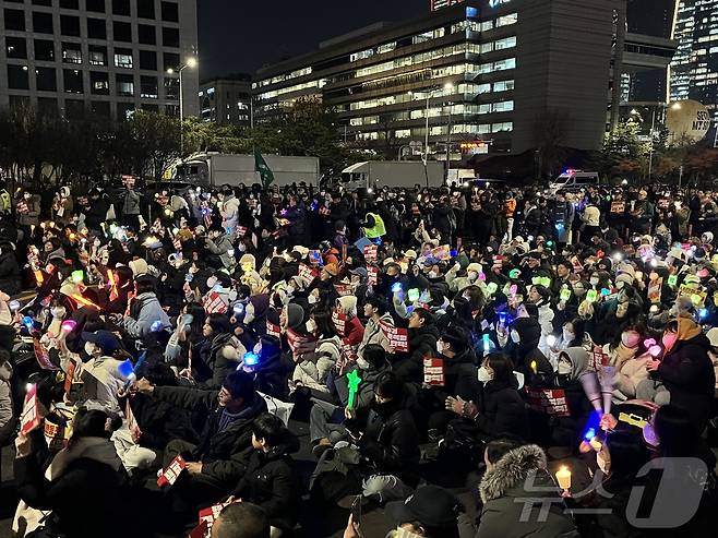 9일 오후 6시 50분쯤 서울 여의도 국회의사당역 인근에 시민들이 모여 응원봉, 촛불 등을 흔들고 있다. 2024.12.9/뉴스1