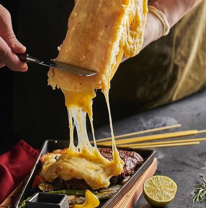 더몰트하우스의 라클렛 치즈 스테이크. /더몰트하우스 인스타그램