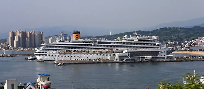 환경재단이 2025년 1월 재개하는 ‘지구를 생각하는 그린보트’에 투입하는 ‘코스타세레나호’가 2018년 5월 강원도 속초항에 입항한 모습. 연합뉴스