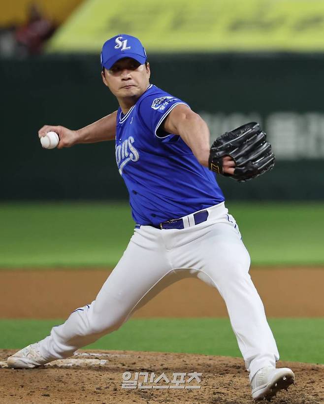 2024 KBO리그 프로야구 SSG랜더스와 삼성라이온즈의 경기가 16일 오후 인천SSG랜더스필드에서 열렸다. 오승환이 8회에 이어 9회말에도 등판해 공을 던지고 있다. 인천=김민규 기자 mgkim1@edaily.co.kr /2024.05.16/
