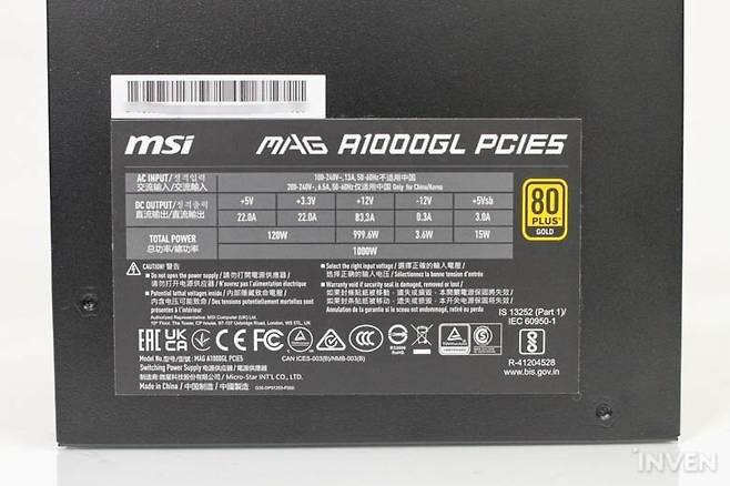 ▲ 제품 상단에서는 파워서플라이에 대한 상세 정보를 확인할 수 있었다