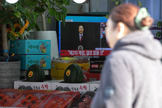 서울 강서구의 한 시장에서 시민들이 윤 대통령의 대국민 비상계엄 관련 담화를 시청하고 있다./사진=뉴스1