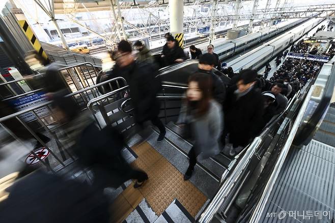 [서울=뉴시스] 김근수 기자 = 전국철도노동조합 파업이 계속되는 가운데 9일 서울 중구 서울역 승강장에서 시민들이 출근길에 나서고 있다. 2024.12.09.