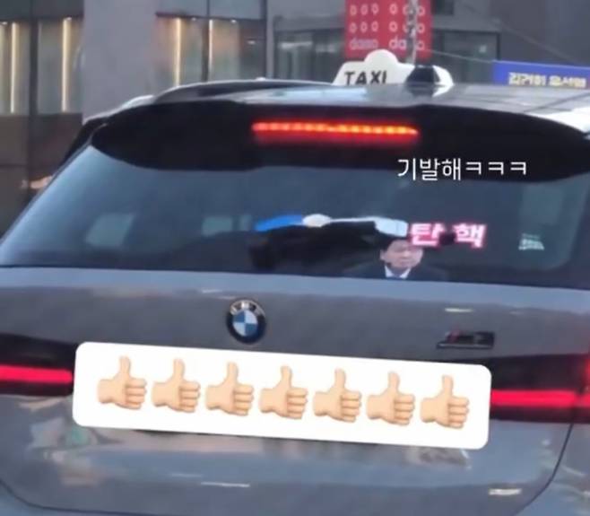 비상계엄 사태로 윤석열 대통령 탄핵 촉구 집회가 이어지는 가운데, 후면 유리 와이퍼를 '탄핵'으로 꾸민 차량이 화제다. /사진=엑스(X) 캡처