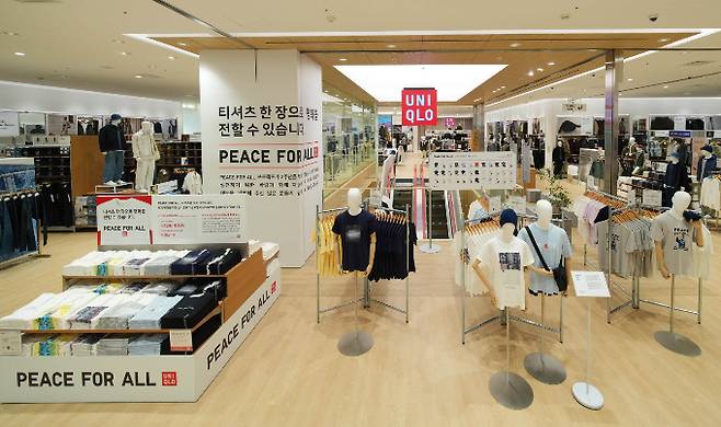 일본 패션 브랜드 유니클로가 6년 만에 국내 시장 매출 1조원을 넘겼다. 사진은 서울 송파구 잠실 롯데월드몰에 지어진 국내 최대 규모의 유니클로 롯데월드몰점. /사진=유니클로