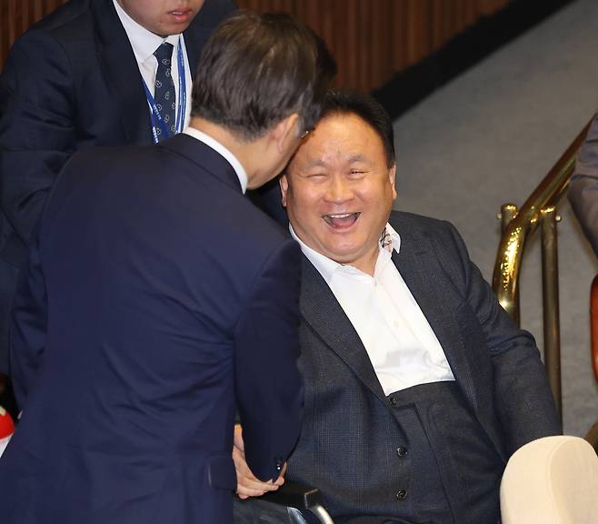 국회 본회의에서 민주당 이재명(왼쪽) 대표와 이상민 의원이 인사하고 있다. 2023년 5월 23일자 [연합]