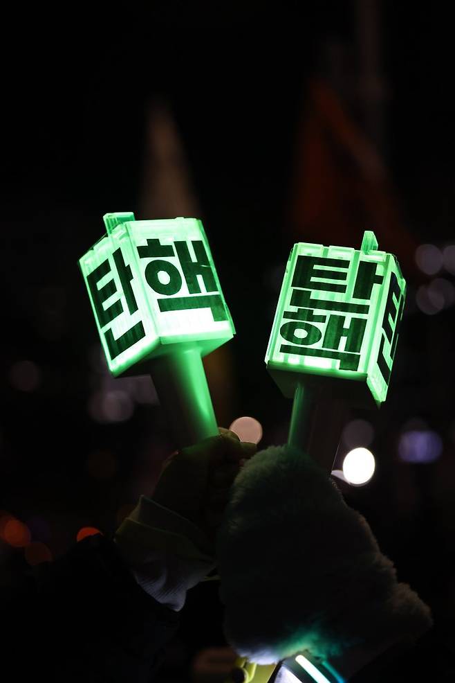 [서울=뉴시스] 서울 여의도에서 열린 윤석열 대통령 퇴진 촉구 집회에 등장한 K팝 아이돌 응원봉. (사진 = 엑스 YunXXXXX 계정 캡처) 2024.12.08. photo@newsis.com *재판매 및 DB 금지