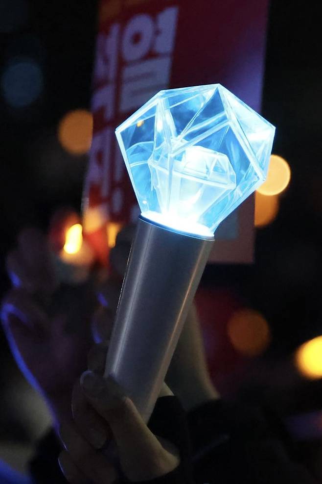 [서울=뉴시스] 서울 여의도에서 열린 윤석열 대통령 퇴진 촉구 집회에 등장한 K팝 아이돌 응원봉. (사진 = 엑스 taeXXXXXX 계정 캡처) 2024.12.08. photo@newsis.com *재판매 및 DB 금지