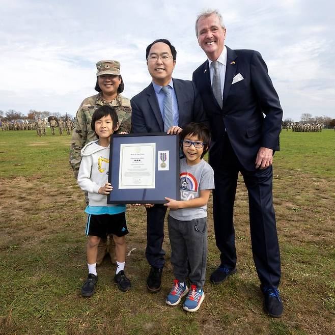 한국계로서 미국 연방상원에 최초 입성한 앤디 김 상원의원 당선인이 8일(현지시각) 의정 활동을 조기 시작했다. (사진=필 머피 뉴저지 주지사 X 캡처) 2024.12.09. *재판매 및 DB 금지