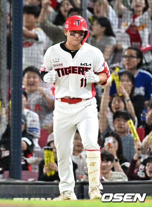 [OSEN=광주, 이대선 기자] 23일 오후 광주-KIA챔피언스필드에서 ‘2024 신한 SOL Bank KBO리그’ KIA 타이거즈와 삼성 라이온즈의 경기가 열렸다.KIA는 윤영철, 삼성은 이승민을 선발로 내세웠다.3회말 2사 1루에서 KIA 윤도현이 내야안타를 치고 환호하고 있다. 2024.09.23 /sunday@osen.co.kr