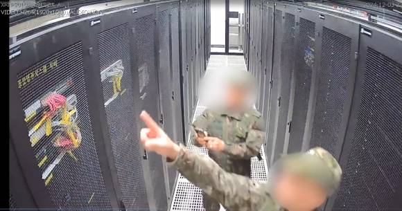 CCTV에 기록된 계엄군의 선관위 시스템서버 촬영 모습 - 국회 행정안전위원회는 지난 3일 계엄령 선포 당시 선거관리위원회에 투입된 계엄군이 선관위 시스템 서버를 촬영하는 장면이 담긴 CCTV를 6일 공개했다.    2024.12.6 행정안전위원회 제공