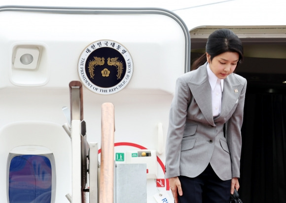 인사하는 김건희 여사 - 김건희 여사가 19일 성남 서울공항에서 윤석열 대통령의 체코 공식 방문에 동행하며 대통령 전용기인 공군 1호기에 올라 인사하고 있다. 2024.9.19 연합뉴스