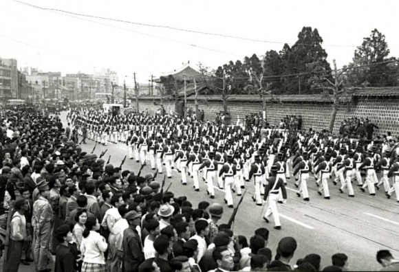 1961년 5월 18일 5.16군사정변 지지 시가행진을 벌이고 있는 육군사관학교 생도들. 서울역사편찬원